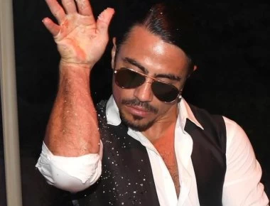 Ο Τούρκος σεφ «Salt Bae» στα δικαστήρια - Πρώην υπάλληλός του τον κατηγορεί ότι έκλεβε τα...φιλοδωρήματά του